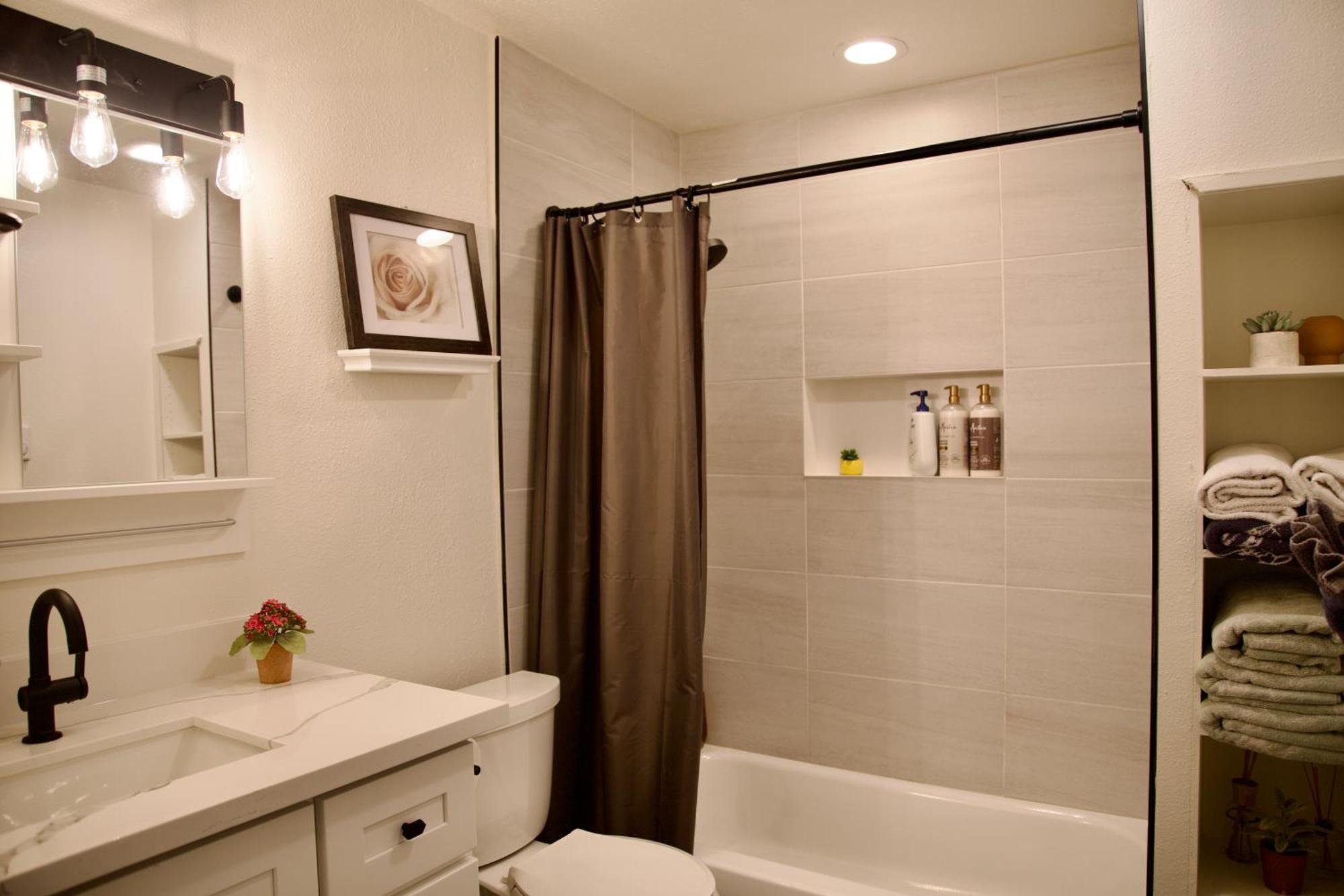 Cozy Home Conveniently Located With King Bed Tacoma Exterior photo
